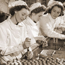 Photo: Women filling shells in a munitions factory